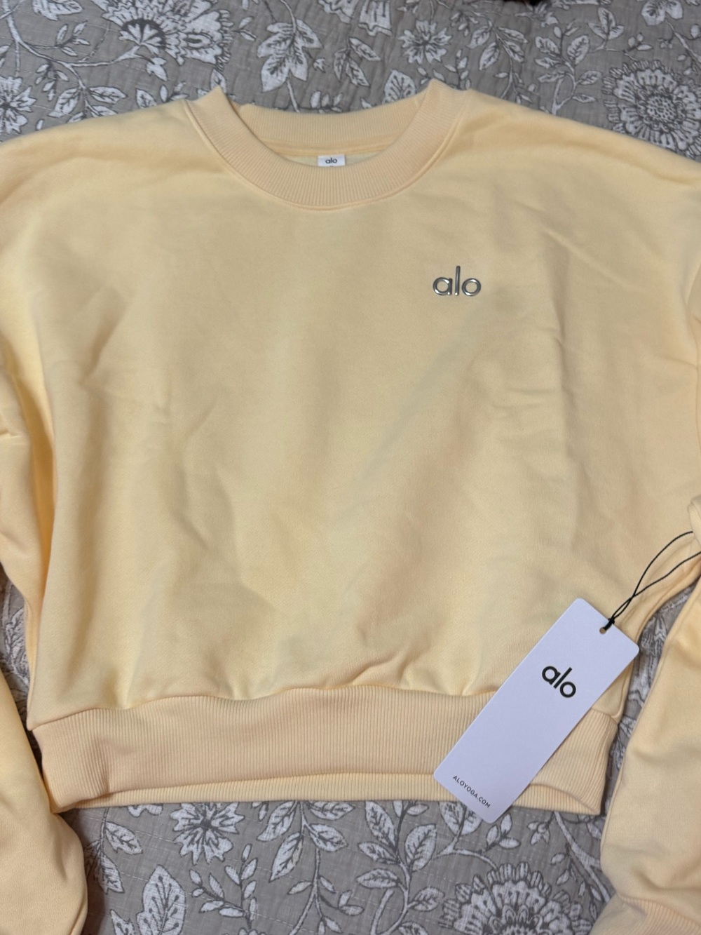ALO candlelight yellow Yoga CROPPED Accolade crewneck